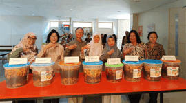 Peserta pelatihan pembuatan Eco Enzyme di TK-SD Xaverius 1 Kota Jambi, Jumat (26/9/025)