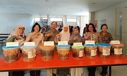 Peserta pelatihan pembuatan Eco Enzyme di TK-SD Xaverius 1 Kota Jambi, Jumat (26/9/025)