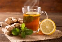 Ilustrasi teh jahe dan lemon yang dapat membantu membersihkan usus besar. (SHUTTERSTOCK)