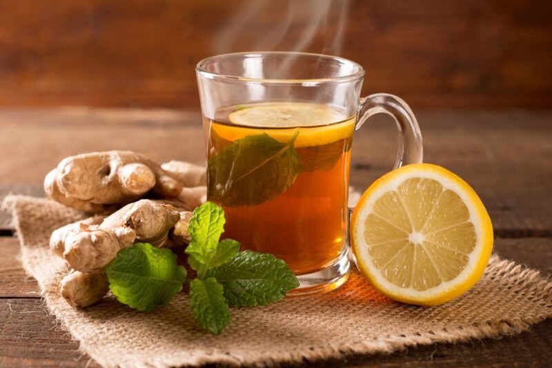 Ilustrasi teh jahe dan lemon yang dapat membantu membersihkan usus besar. (SHUTTERSTOCK)