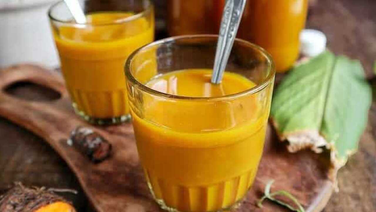 Segelas jamu kunyit asam, minuman tradisional Indonesia yang menyegarkan dan menyehatkan — foto: Instagram @goodfood.budenur.