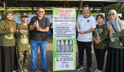 Plt Bupati Pati, Candra dan Kepala Dinas Pertanian (Kadistan) Pati, Ratri, menerima NLevel 1 dari relawan 3GO di PATI. (Foto: Relawan 3GO)