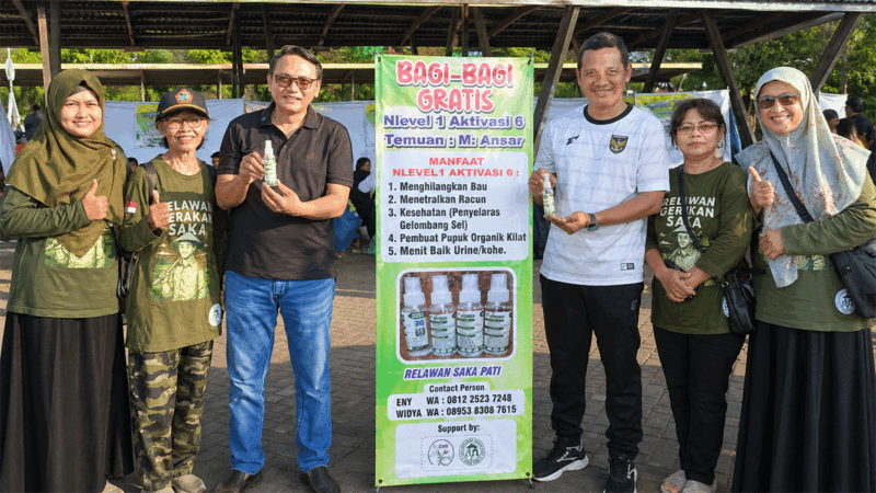 Plt Bupati Pati, Candra dan Kepala Dinas Pertanian (Kadistan) Pati, Ratri, menerima NLevel 1 dari relawan 3GO di PATI. (Foto: Relawan 3GO)