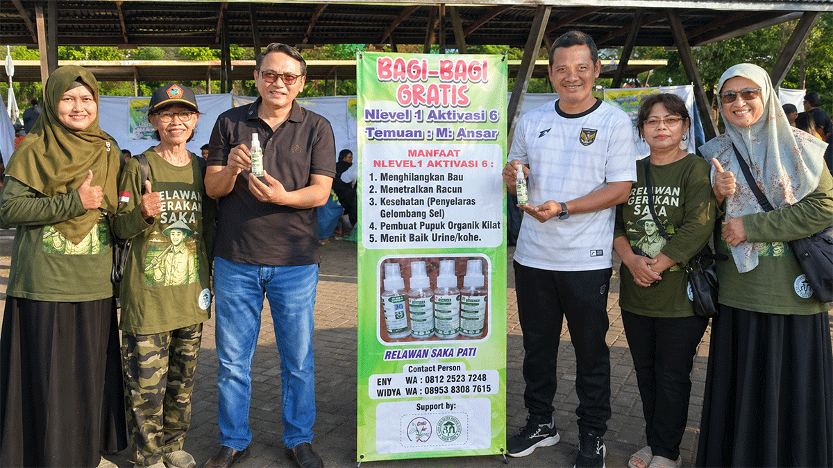 Plt Bupati Pati, Candra dan Kepala Dinas Pertanian (Kadistan) Pati, Ratri, menerima NLevel 1 dari relawan 3GO di PATI. (Foto: Relawan 3GO)
